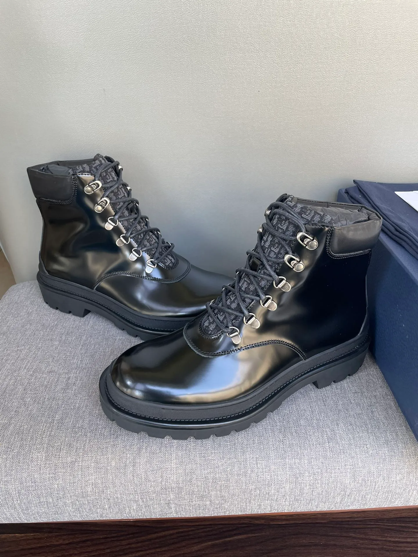 [DIOR] Top P: 1000💰 Number of yards: 39~44 (38.45 custom-made, non-refundable) Dior Dior~ Winter series, original 1:1 development Casual men's leather shoes Heavy investment, shoes and boots are made of imported cowhide + imported Dior special fabric Not easy to deform black cowhide lining Dior large hardware inlay Original TPU vacuum outsole, black cowhide Black open edge beads Military green suede Black suede Khaki suede leather is crafted by a large factory, and the perfect product is only prepared for you who know your taste! Any comparisons are welcome.